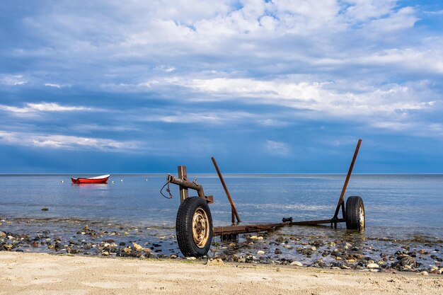 Fietsen op het strand tegen de lucht