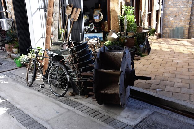 Foto fietsen op het voetpad bij gebouwen in de stad