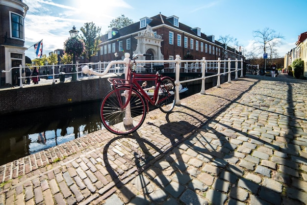 Foto fietsen op het voetpad langs de straat tegen gebouwen in de stad