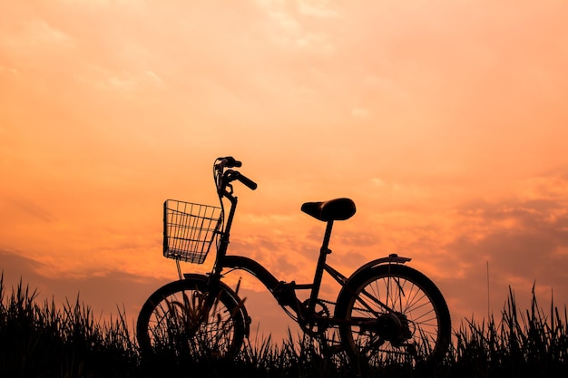 Fietsen tegen de hemel bij zonsondergang