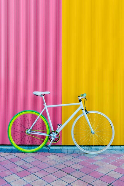 Foto fietsen tegen de muur geparkeerd.