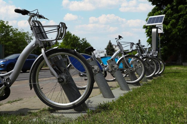 Fietsen vergrendeld op stands op straat in de stad