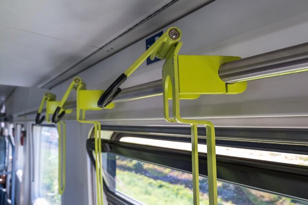 Fietsendrager op een trein Transportmiddel voor fietsen in de wagen