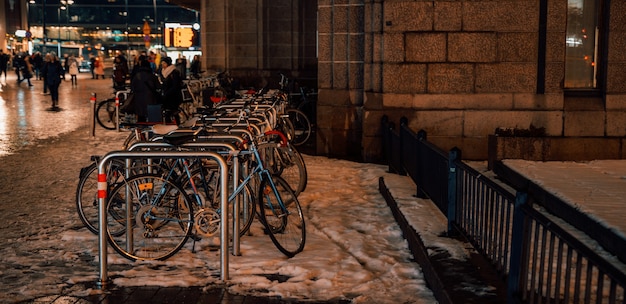 Fietsenstalling buiten op winteravond in de stad