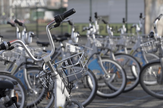 Fietsenstalling in de stadsfietsverhuur