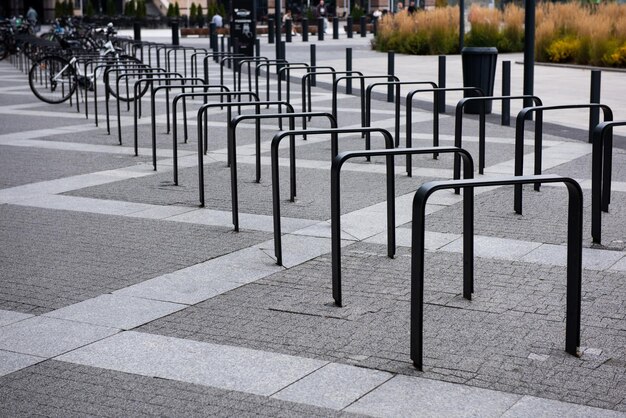 Foto fietsenstalling met metalen rekken