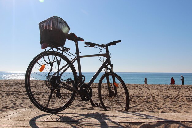 fietsenstalling op het strand