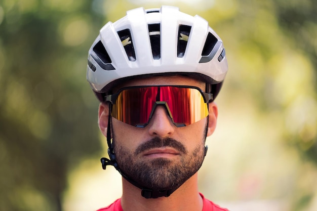 Fietser die camera met een uitdagende houding bekijkt