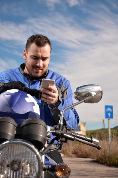 Fietser die telefonisch met zijn smarthtelefoon spreekt