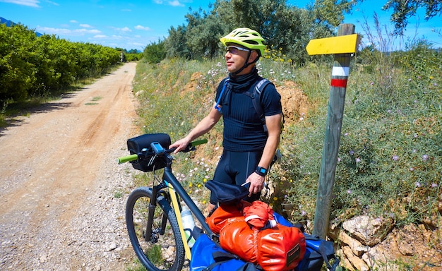 Fietser door Camino de Santiago in fiets