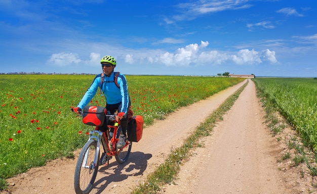 Fietser door camino de santiago in fiets