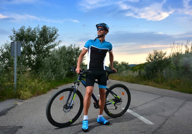 Fietser gaan mountainbike langs een eenzame weg