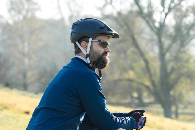 Fietser in broek en fleecejack op een hardtail fiets met luchtgeveerde voorvork rijdt offroad