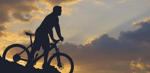 Fietser in broek en fleecejack op een moderne carbon hardtail-fiets met een luchtgeveerde vork De man op de top van de heuvel rijdt op een fiets