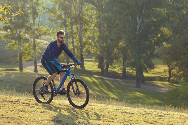 Fietser in korte broek en jersey op een moderne carbon hardtail fiets met een staande luchtgeveerde voorvork