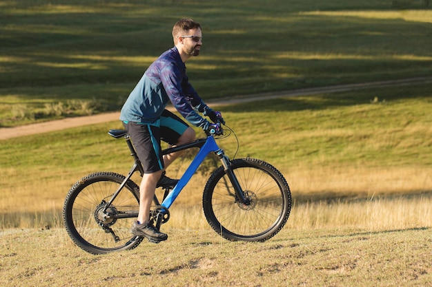 Fietser in korte broek en jersey op een moderne carbon hardtail fiets met luchtgeveerde voorvork