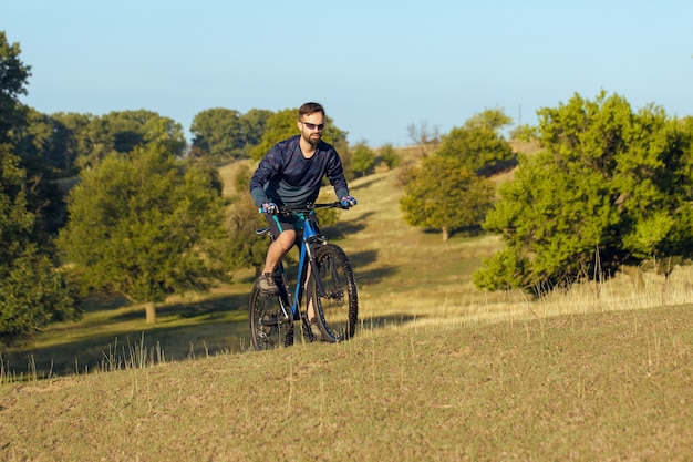 Fietser in korte broek en jersey op een moderne carbon hardtail fiets met luchtgeveerde voorvork