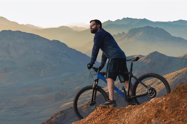 Fietser in korte broek en jersey op een moderne carbon hardtail fiets met luchtgeveerde voorvork