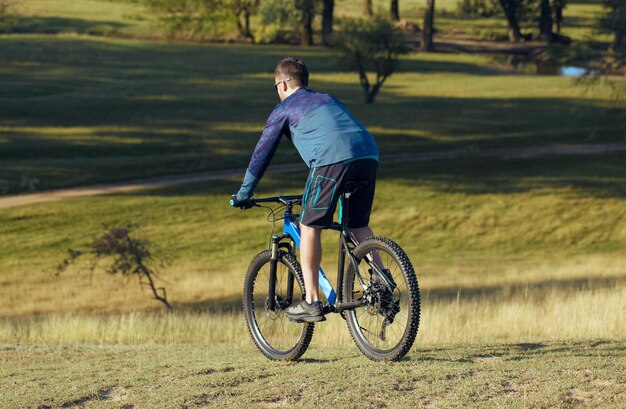 Fietser in korte broek en jersey op een moderne carbon hardtail fiets met luchtgeveerde voorvork