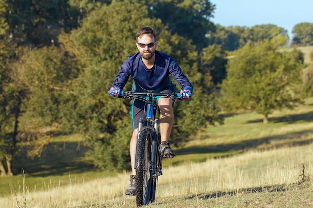 Fietser in korte broek en jersey op een moderne carbon hardtail fiets met luchtgeveerde voorvork