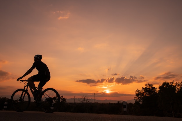 fietser in zonsondergang