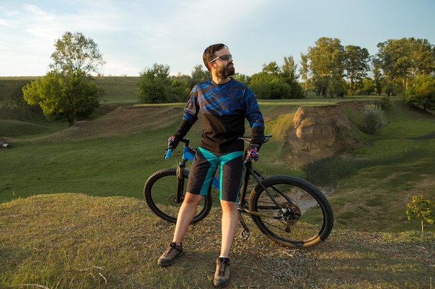 Fietser op groene weiden op een zomeravond prachtig landschap