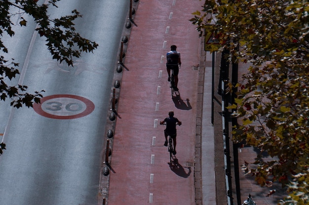 fietser op straat fiets vervoermiddel in de stad Bilbao, spanje