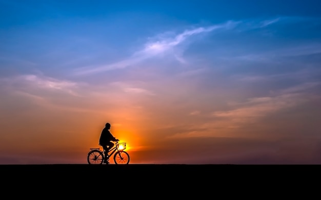 fietser op zonsondergang achtergrond