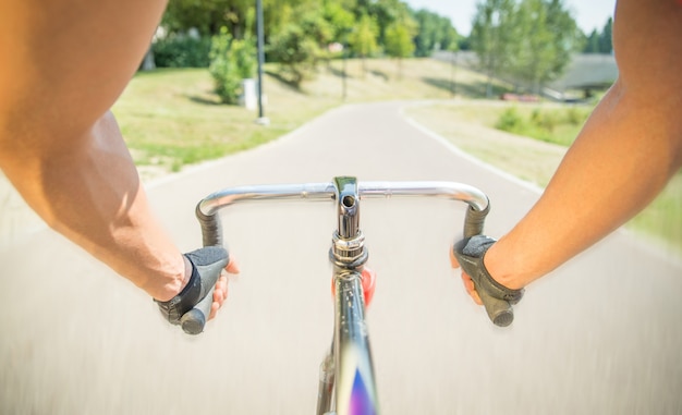 Fietser rijden op de weg, pov bekijken