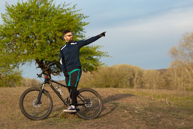 Fietser rijdt door het bos