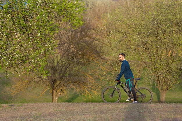 Fietser rijdt door het bos