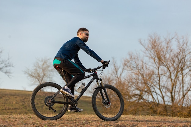 Fietser rijdt door het bos