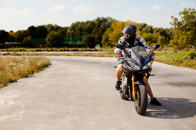 Fietser rijdt voorzichtig op de weg