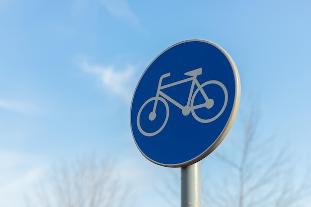 Foto fietser teken bij blauwe hemel