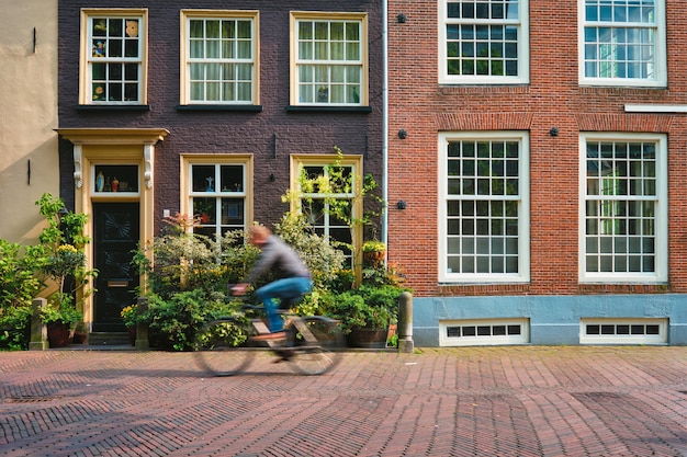 Fietser wielrenner man op fiets zeer populaire manier van transoirt in nederland in straat van del...