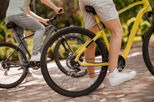 Fietsers fietsen in een plaatselijk recreatiepark