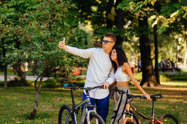 Fietsers maken foto's op de telefoon