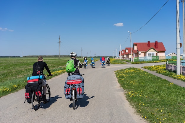 Fietsers rijden op een zonnige dag