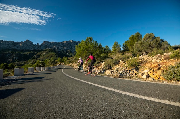 Fietsers rond Calpe dorp met Bernia berg op de achtergrond Alicante Spanje
