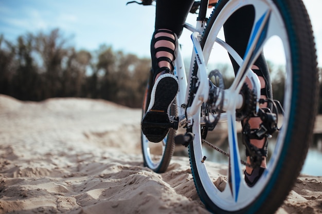 Fietsersneaker op pedaal close-up