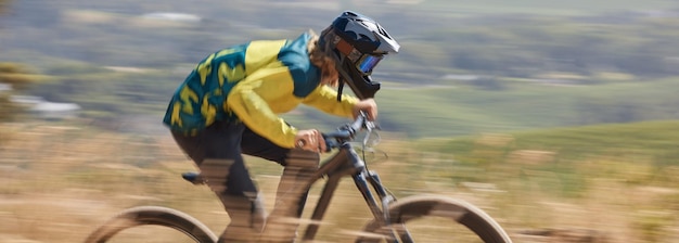 Fietsfitness en man fietsen met snelheid op een sportfiets voor cardiotraining en training voor een race actiefietser en gezonde atleet rijden snel in de natuur buiten in de zomer in texas