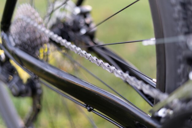 Fietsketting - close-up van een wiel en ketting op een mountainbike.