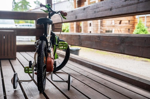 Fietskind staat geparkeerd op de veranda van het huis in een klein provinciestadje