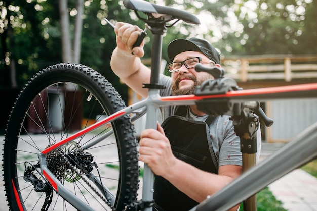 Fietsmonteur verstelt met gereedschap fietsstoeltje