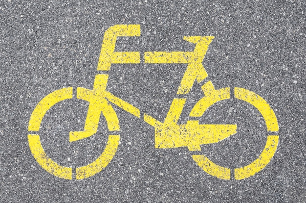 Fietspad bord met gele verf op het asfalt.