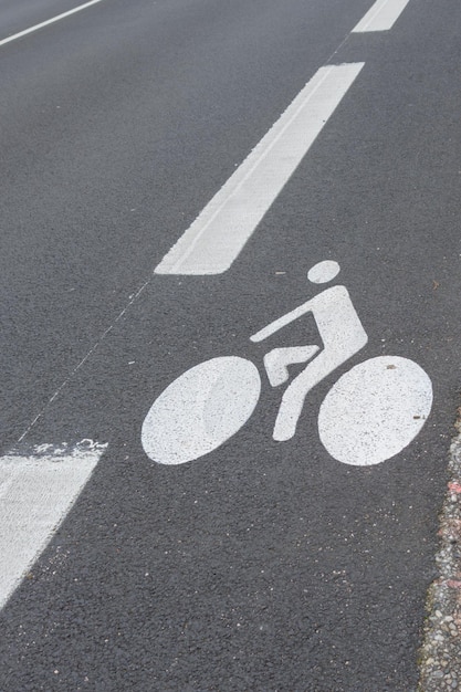 fietspad met lijnbescherming geschilderd op de asfaltwegvloer
