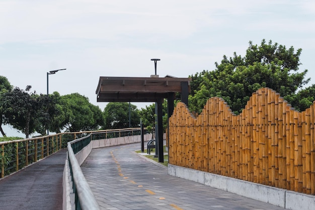 Foto fietspad omringd door bomen in miraflores lima peru