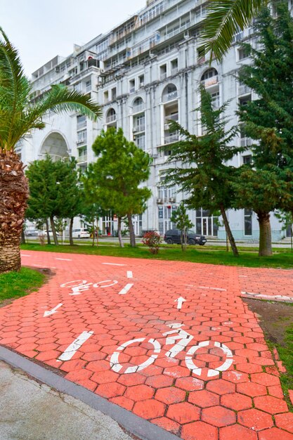 Fietspad over de hele dijk aan zee. De badplaats Batumi