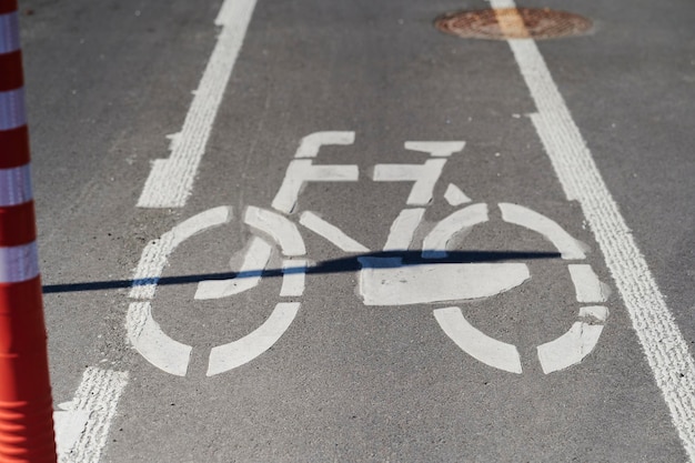 Foto fietspad wegmarkeringselement met grafisch fietsbord