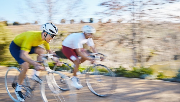 Foto fietsrace mensen en weg met bewegingsonscherpte snelheid of sport voor fitness platteland en zomer heren fietswedstrijd en partnerschap voor snelle training en avontuur op reis in de natuur